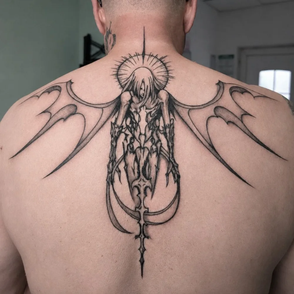 Stor blackwork-tatovering med vinger på ryggen, utført av gjesteartist Anna