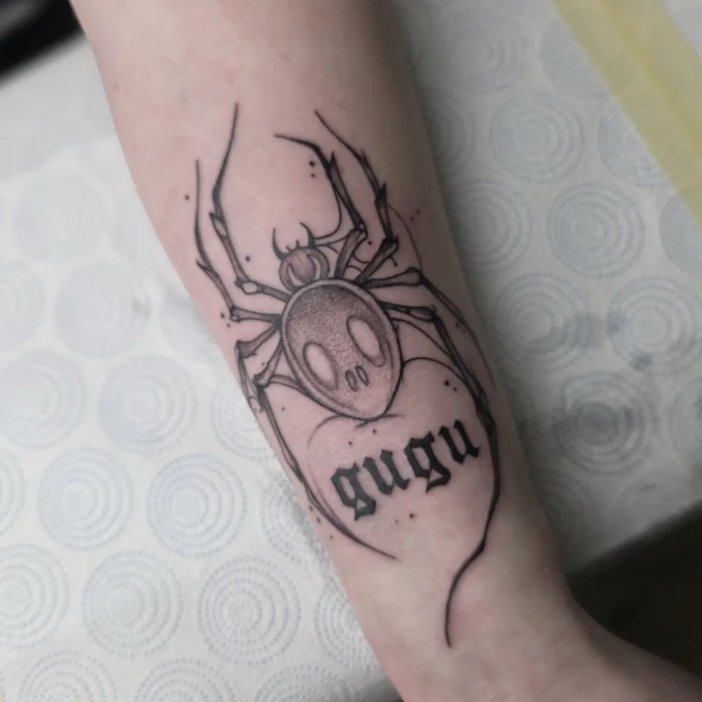 Tatovering av et gotisk ansiktsmotiv med røde detaljer