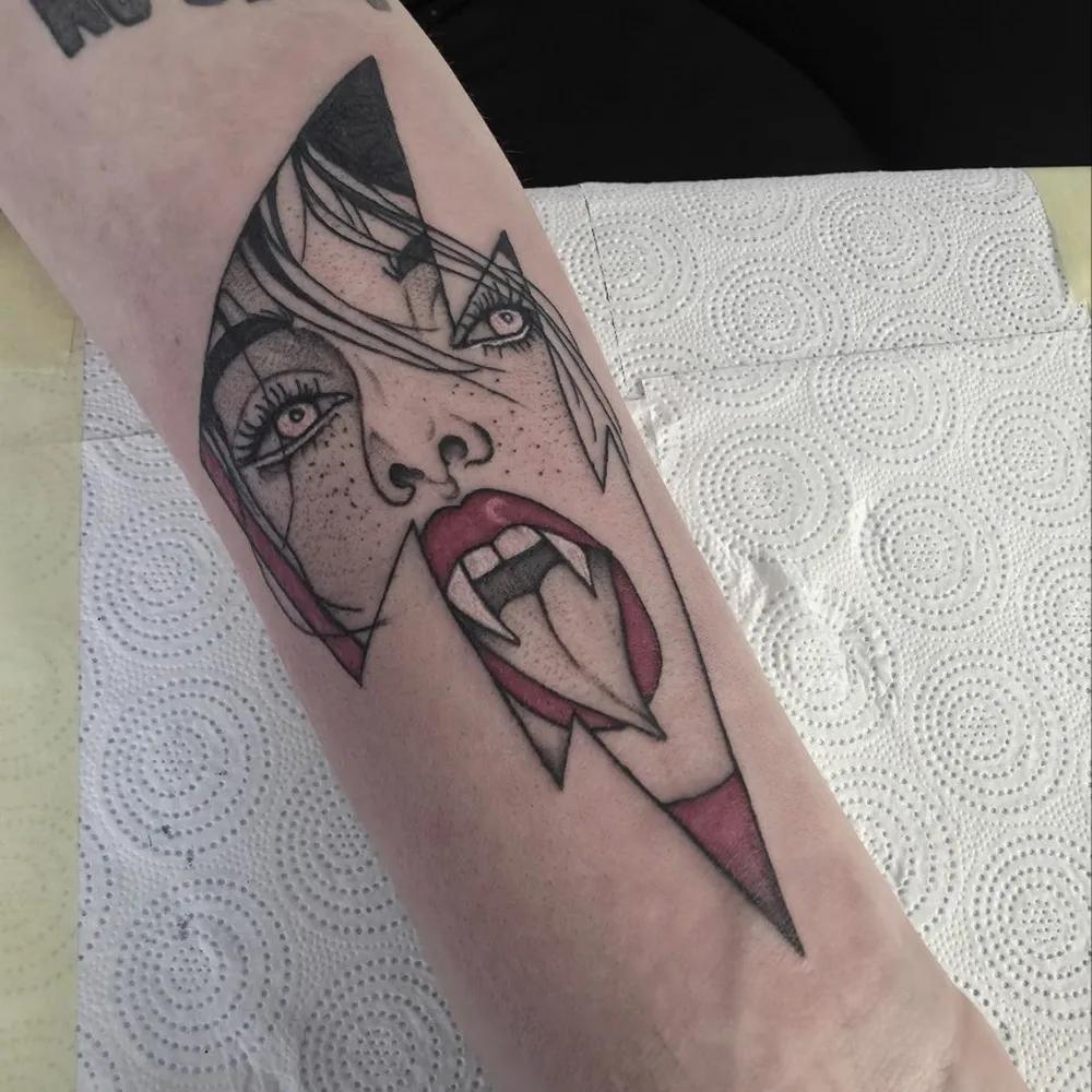 Fargerik tegneserie-tatovering av Minnie Mouse som baby