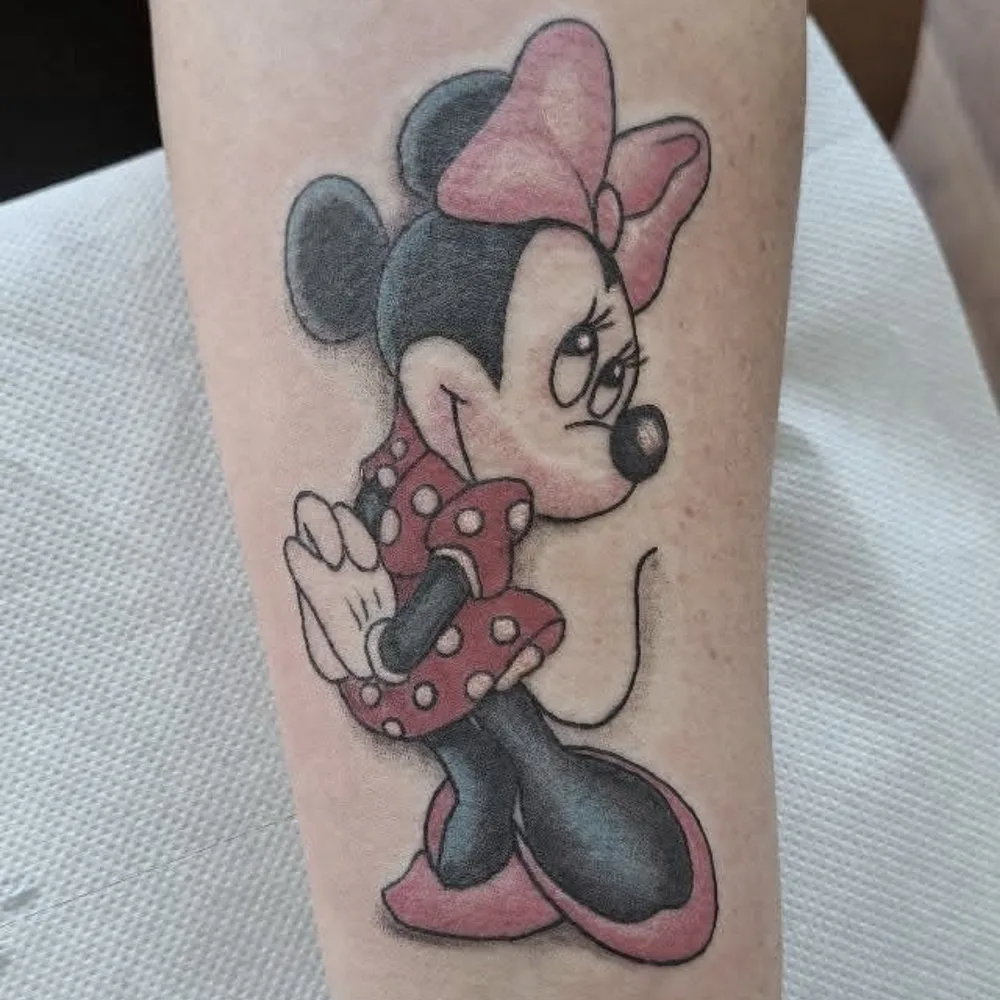 Fargerik tatovering av Minnie Mouse i kjole