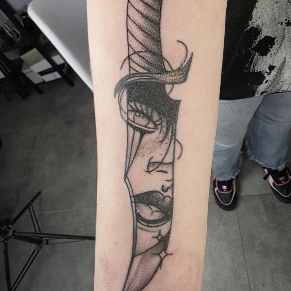 Blackwork-tatovering av en edderkopp med tekst