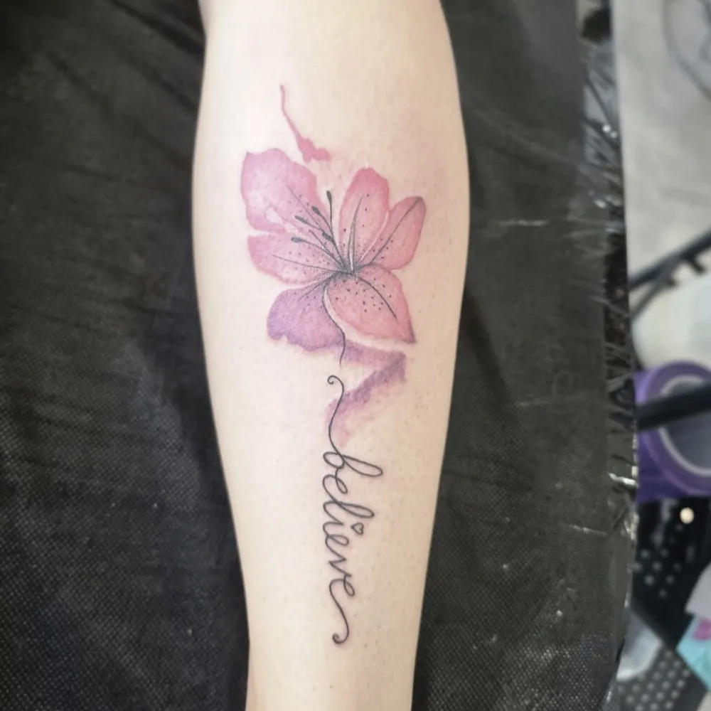 Dotwork-tatovering med kniv- og portrettmotiv