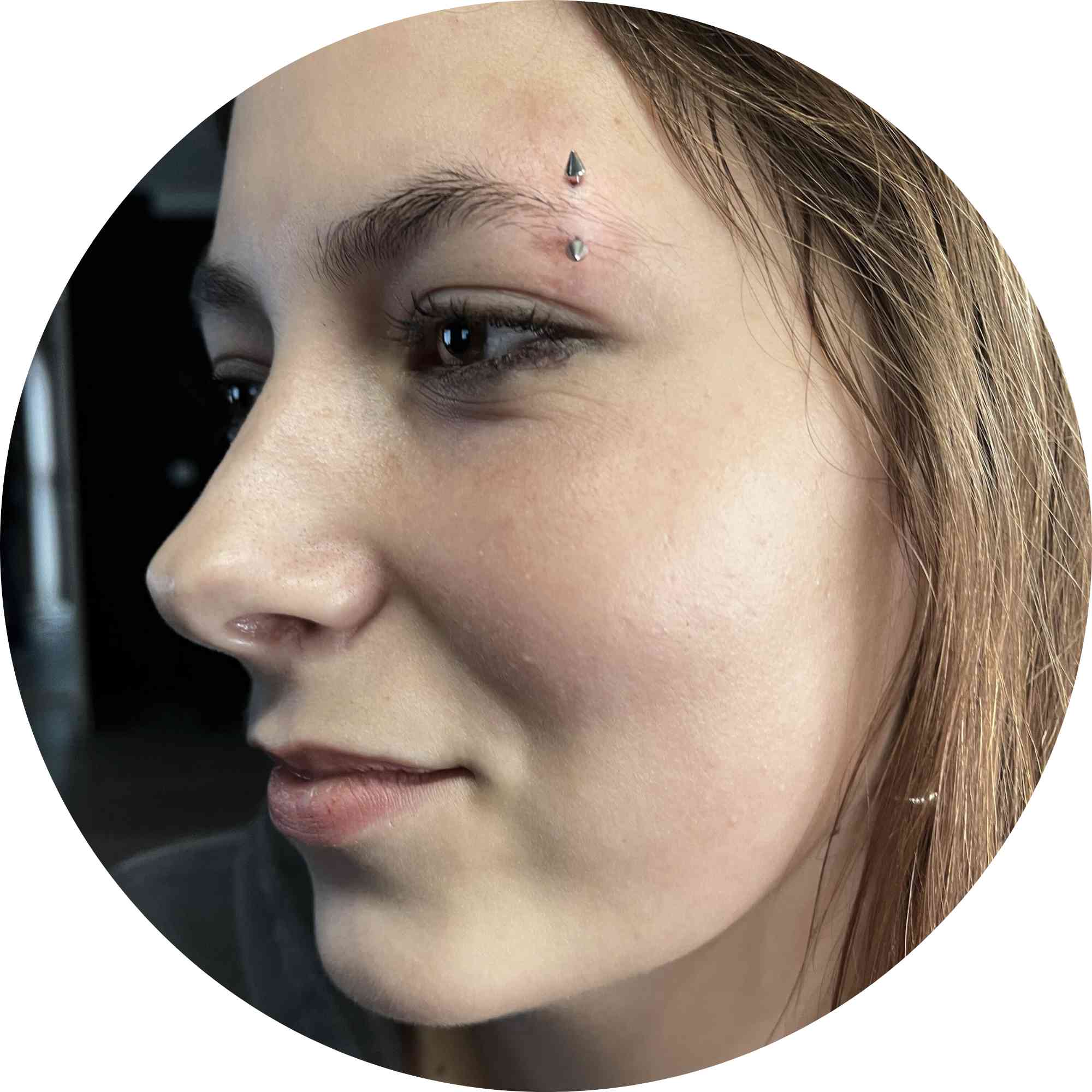 Øyenbrynspiercing med titanbarbell, utført hos Eternal Sign i Fredrikstad