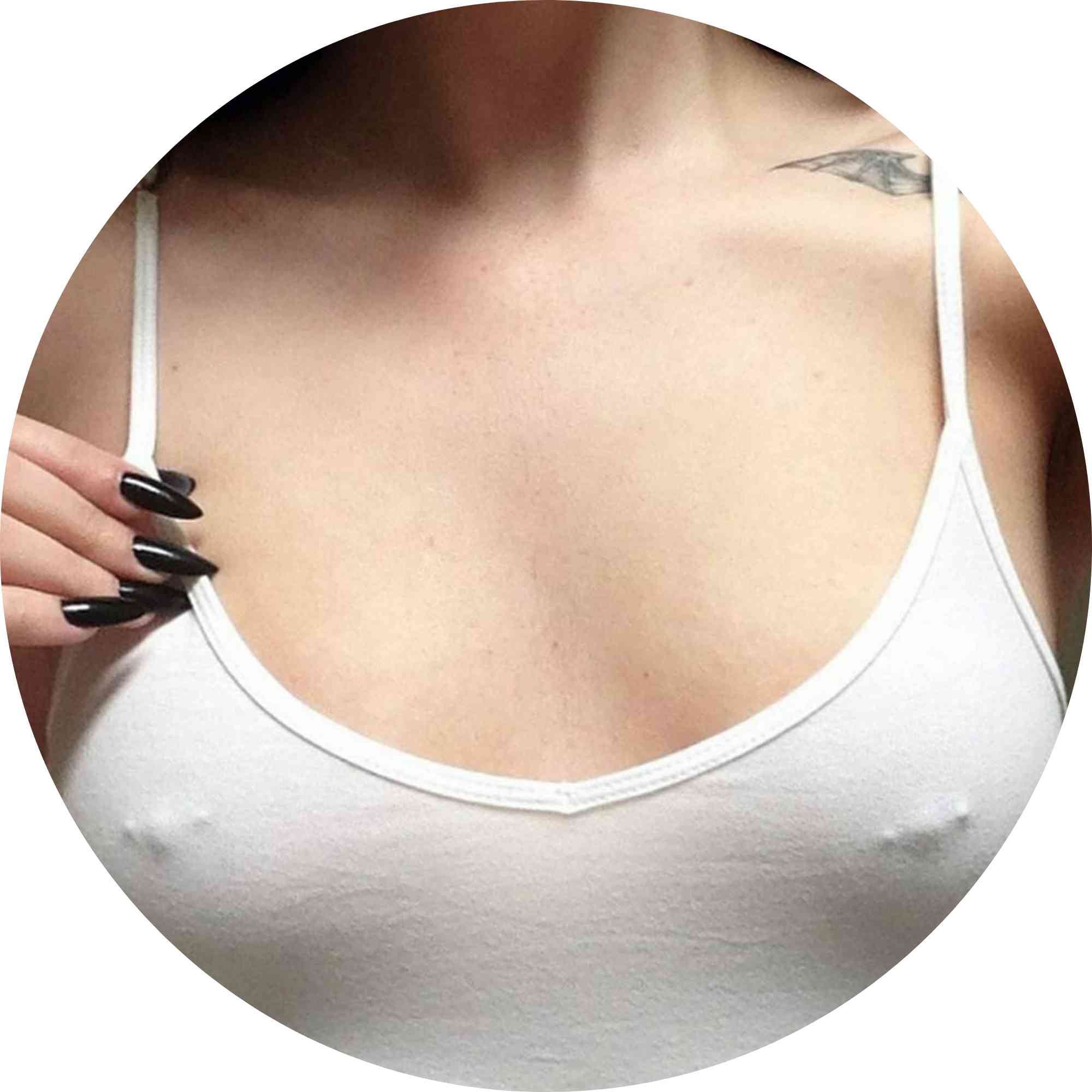 Nippelpiercing med titanbarbell, utført hos Eternal Sign i Fredrikstad