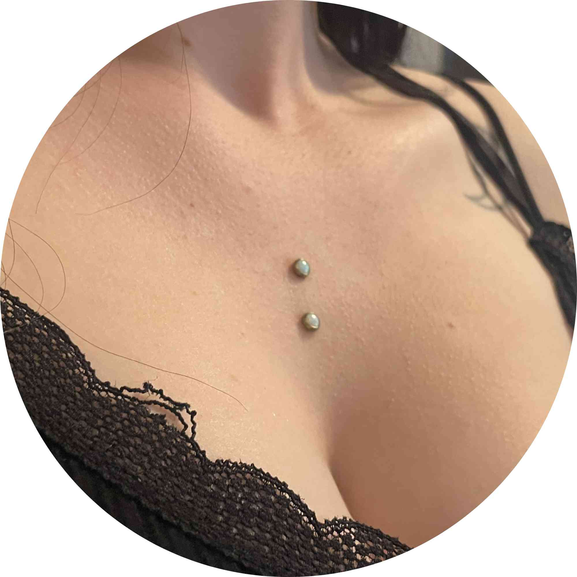 Surface-piercing med titan surface bar, utført hos Eternal Sign i Fredrikstad