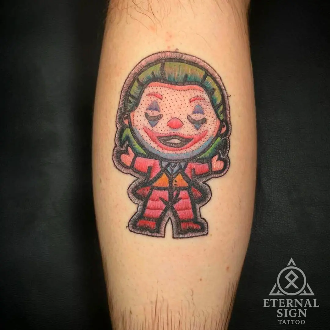 Ekspressiv blackwork-tatovering av bundet figur i hengende positur med teksturert skyggelegging.