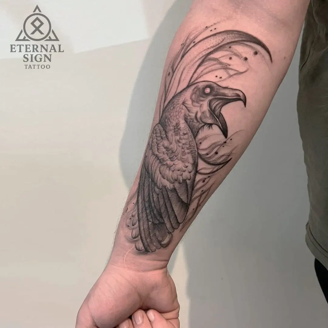 Sort slange som slynger seg over kragebein i finline-stil, med illusjon av å komme ut av huden.