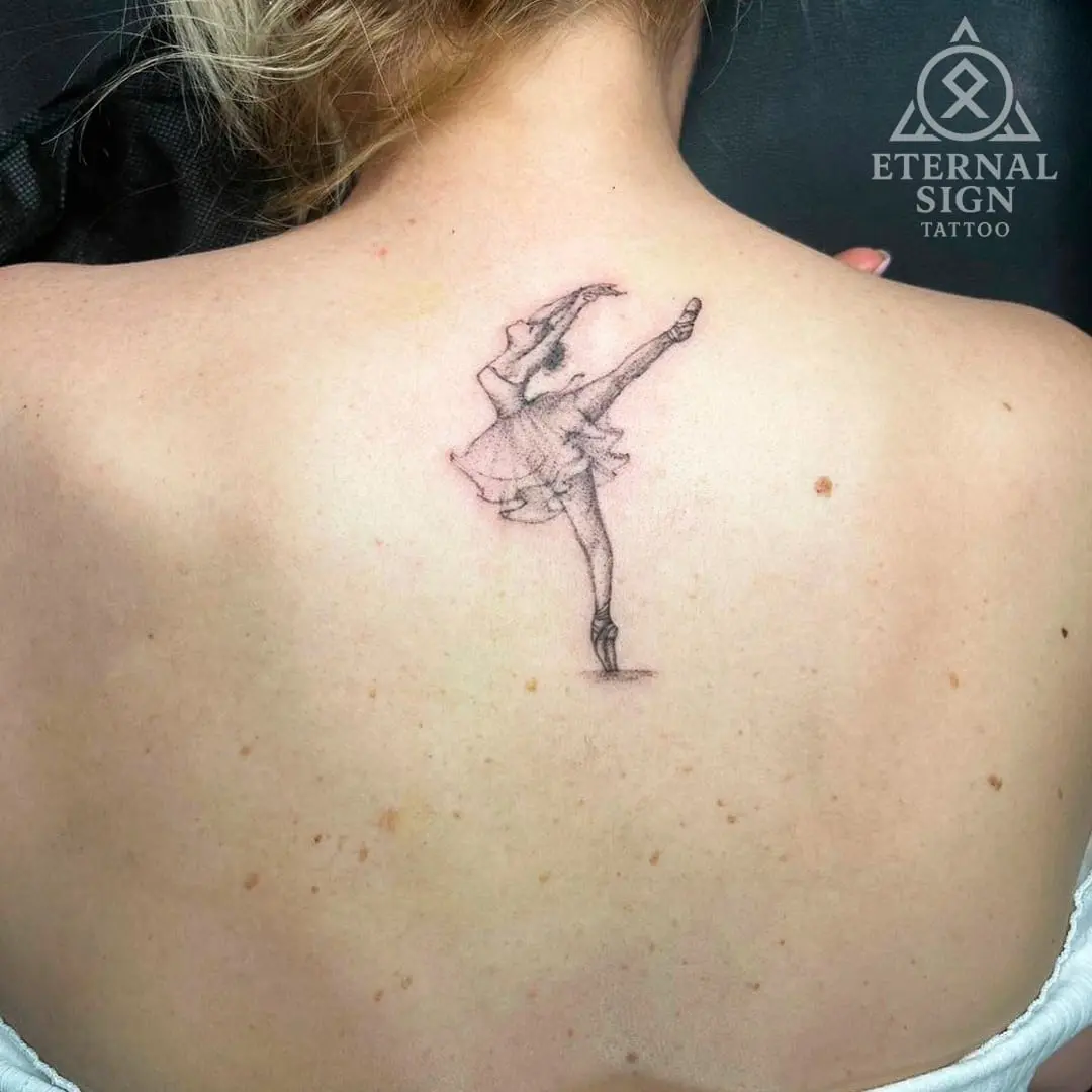 Fineline ballerina i arabesk på øvre rygg.