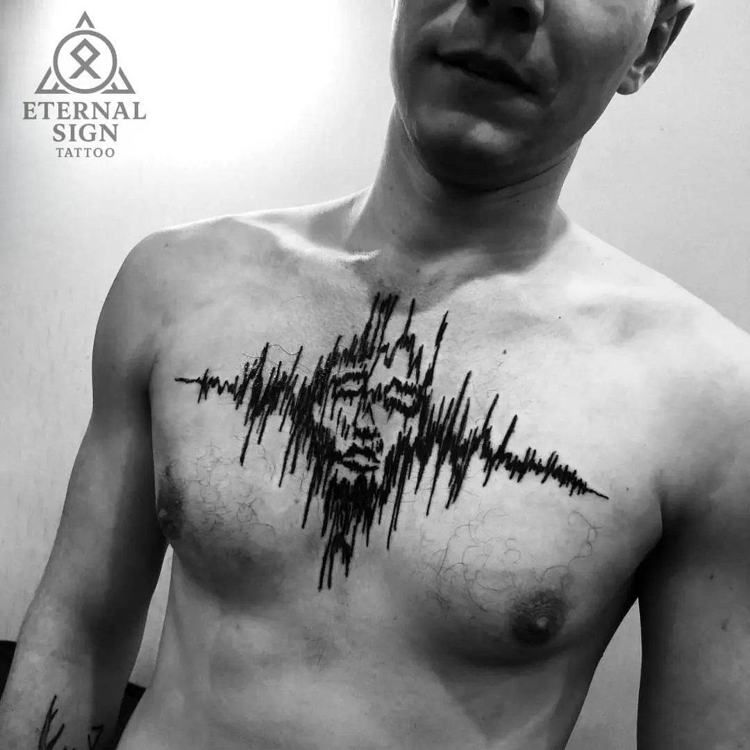 Detaljert black & grey-tatovering av en soldatfigur med hodeskalleansikt, iført hjelm, gassmaske og taktiske briller, som holder et gevær på brystet i Fredrikstad.