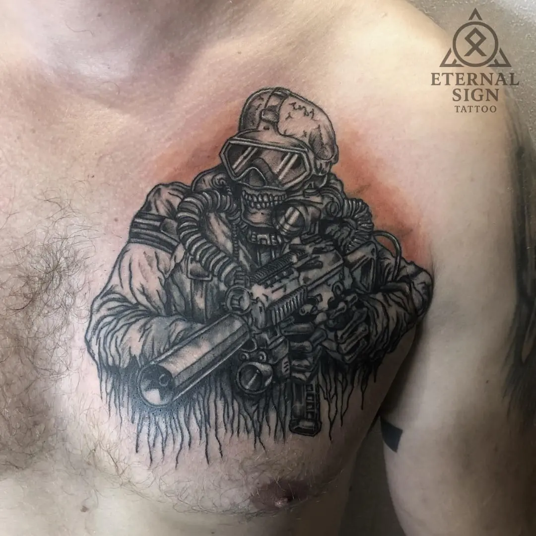 Ornamentalt dolkmotiv med bånd og liten øgle på bladet, utført i blackwork-stil på leggen.