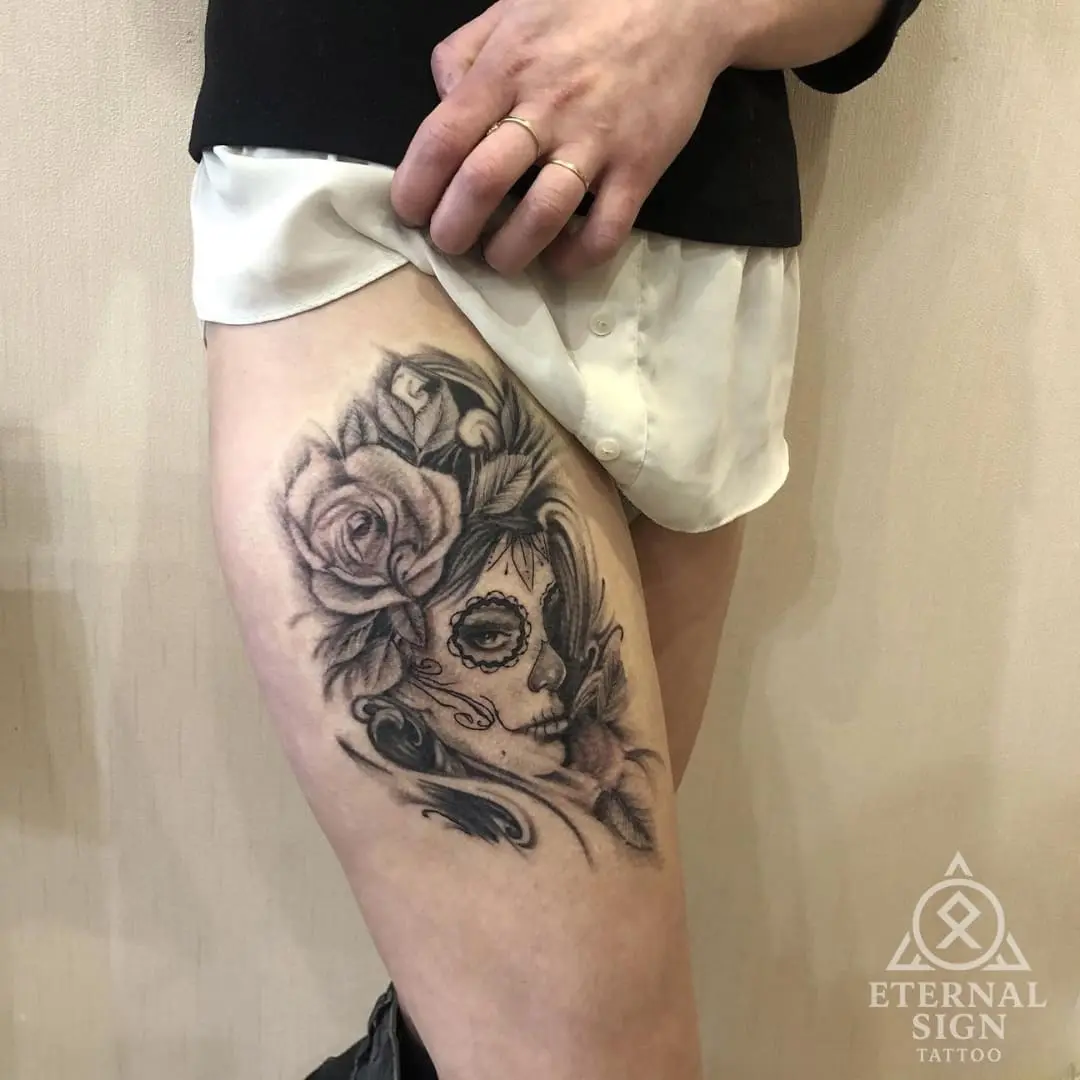 Detaljert blackwork-tatovering av ordet 'FAMILIA' i gotisk kalligrafi på brystet med dekorative snirkler.