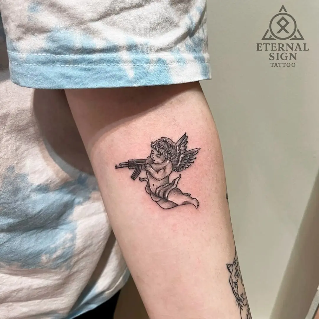 Blackwork-tatovering på brystet som viser en abstrakt bølgeform som danner et ansikt i grunge-stil.