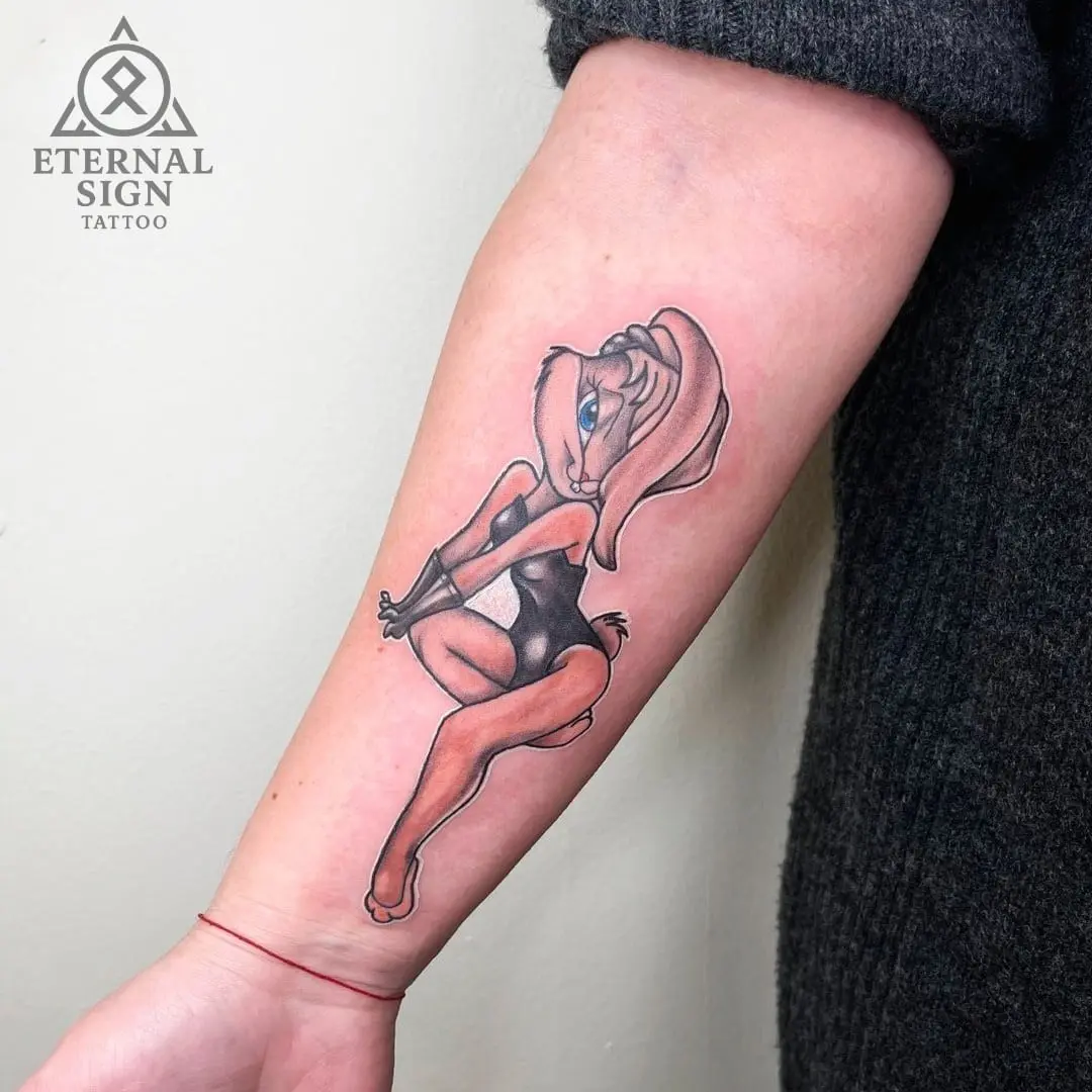 Fargeillustrasjon av Lola Bunny fra Looney Tunes i pin-up-stil på underarmen i Fredrikstad.
