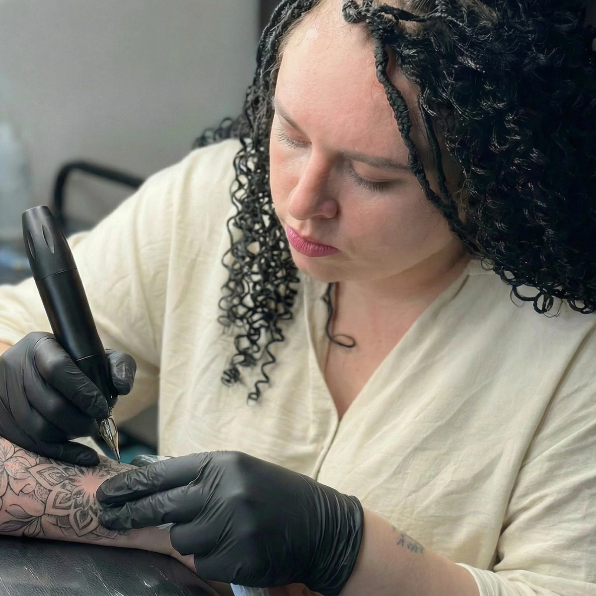 Catherine – tatoveringsartist, piercing- og PMU-spesialist i Fredrikstad