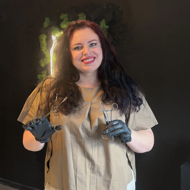 Catherine, piercing-spesialist hos Eternal Sign