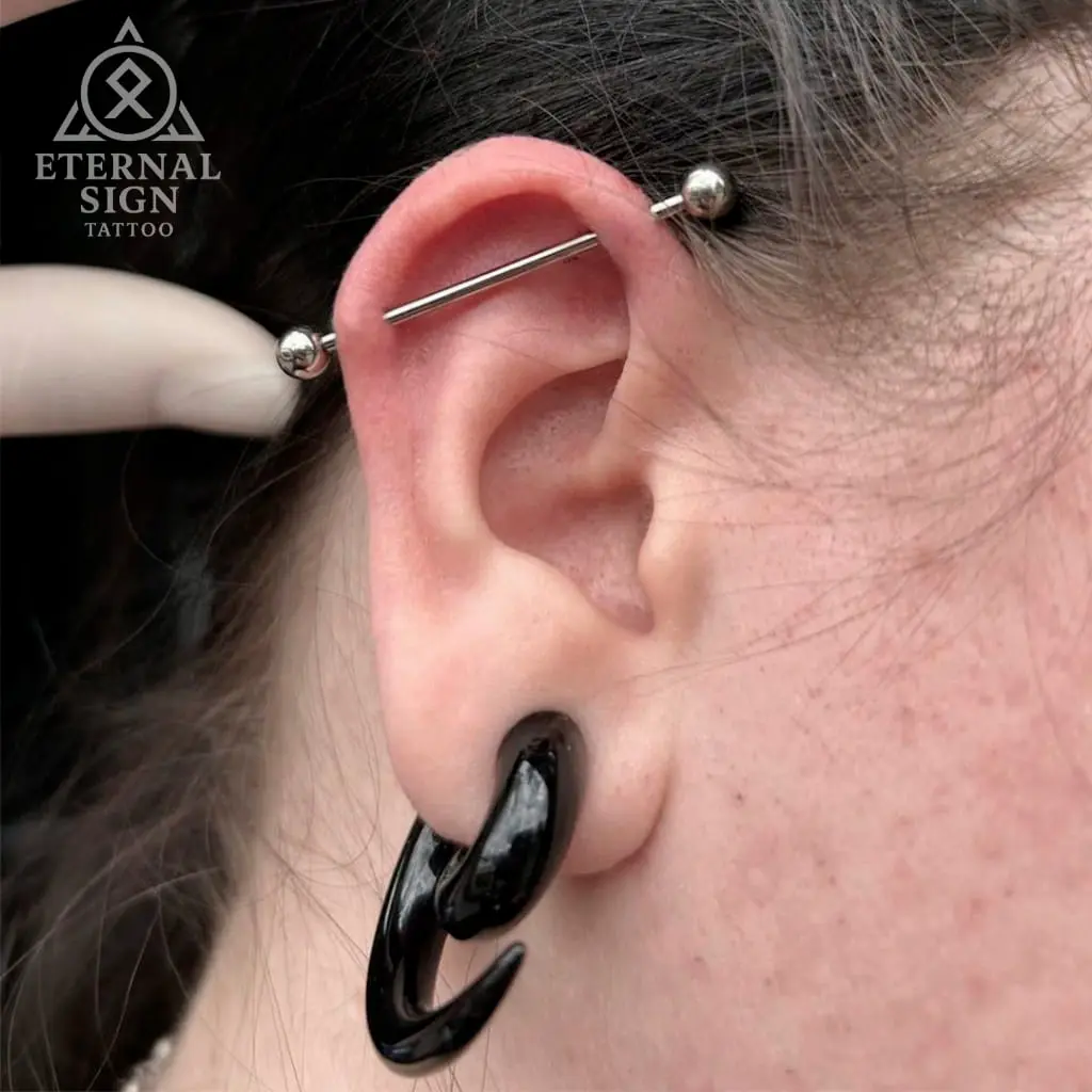 Nipplepiercing med sølv barbell – diskret og profesjonell kroppspiercing