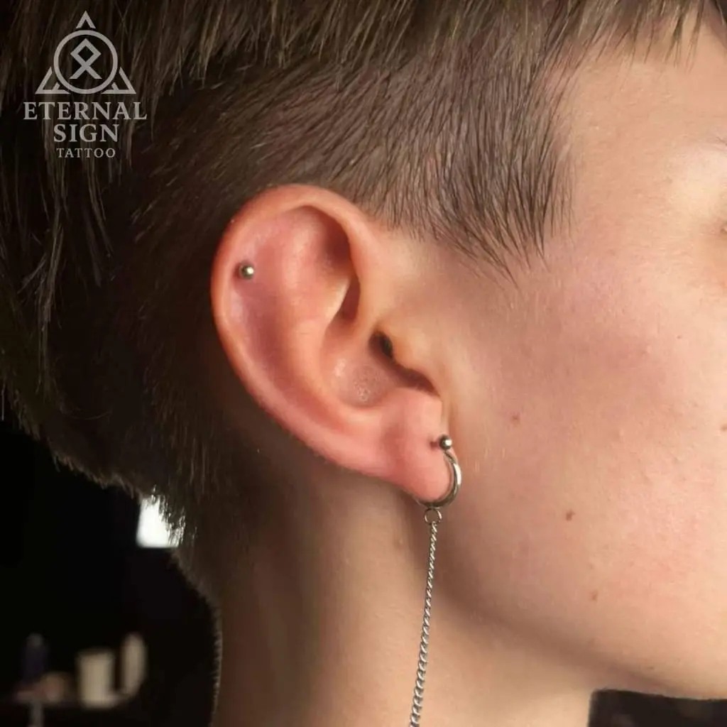 Conch piercing og lobe piercing med hestesko – detaljert ørepiercing med sølv smykker