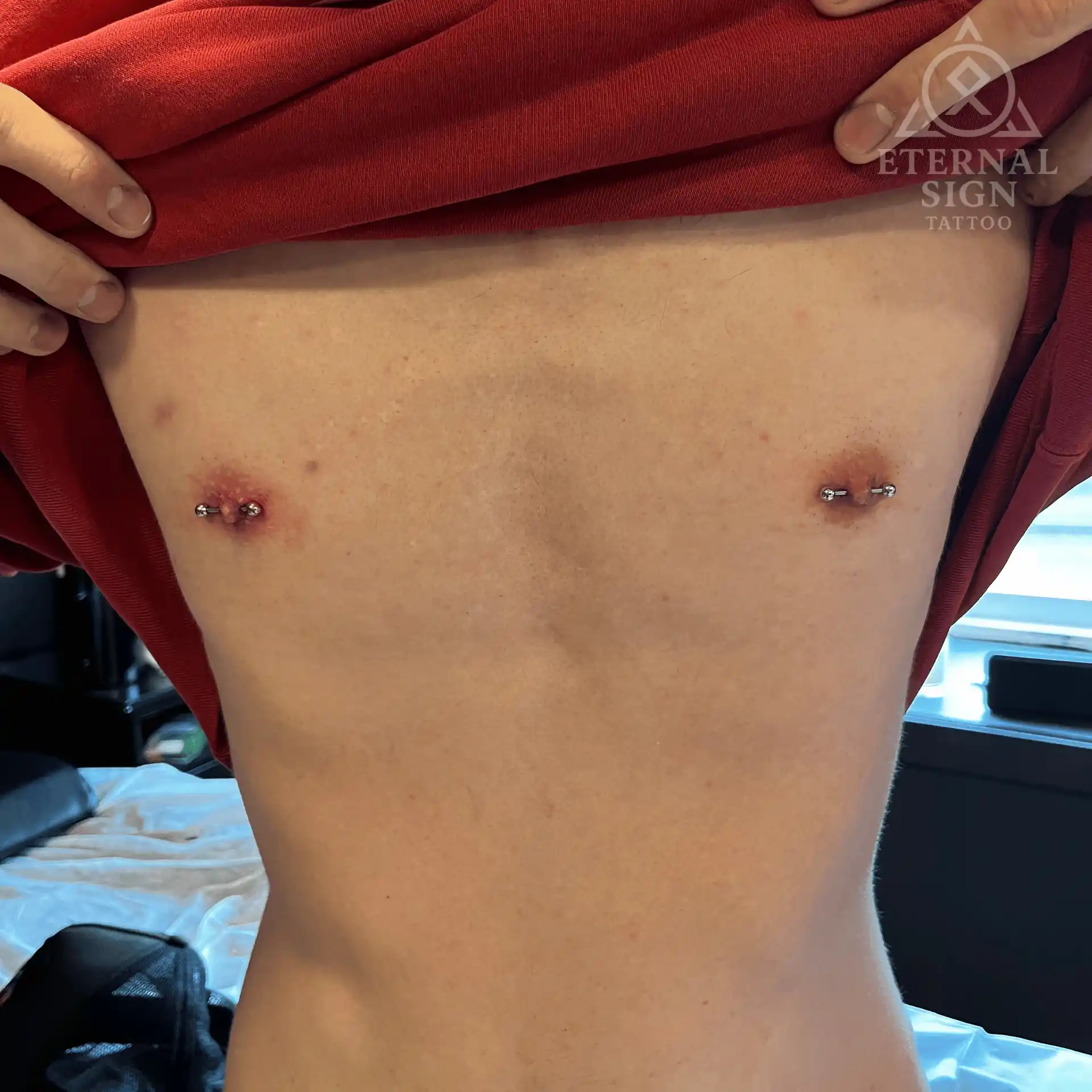 Conch piercing og lobe piercing med sølv smykker – elegant ørepiercing i øreknokelen