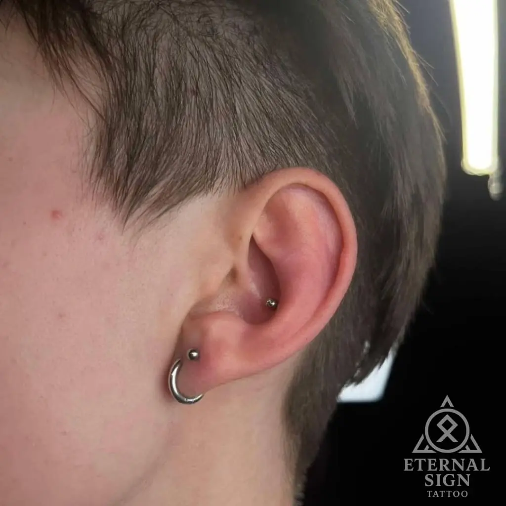 Industrial piercing og stretch lobe med svart gauge – avansert ørepiercing hos Eternal Sign i Fredrikstad