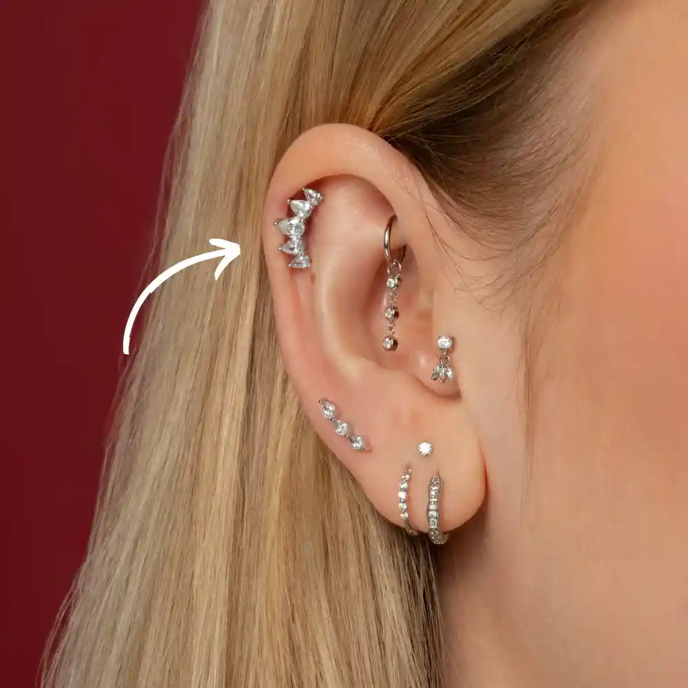 Helix piercing i ytre ørebrusk med titansmykke, utført hos Eternal Sign i Fredrikstad