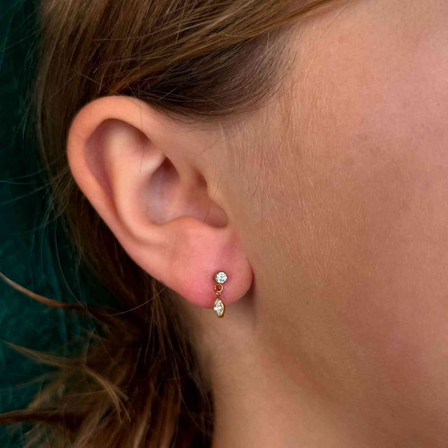 Hull i ørene – lobe piercing med titansmykke, utført hos Eternal Sign i Fredrikstad