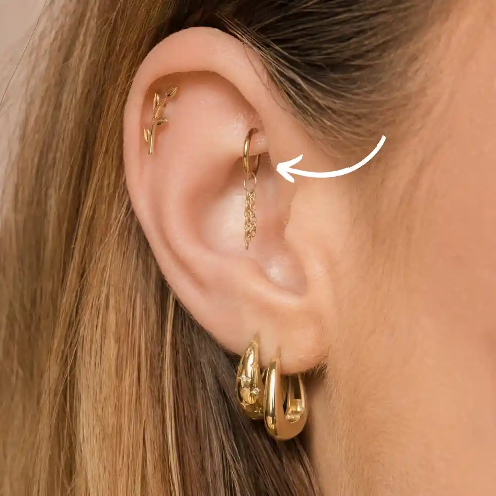 Rook piercing i brusk-kanten over daith, utført hos Eternal Sign i Fredrikstad