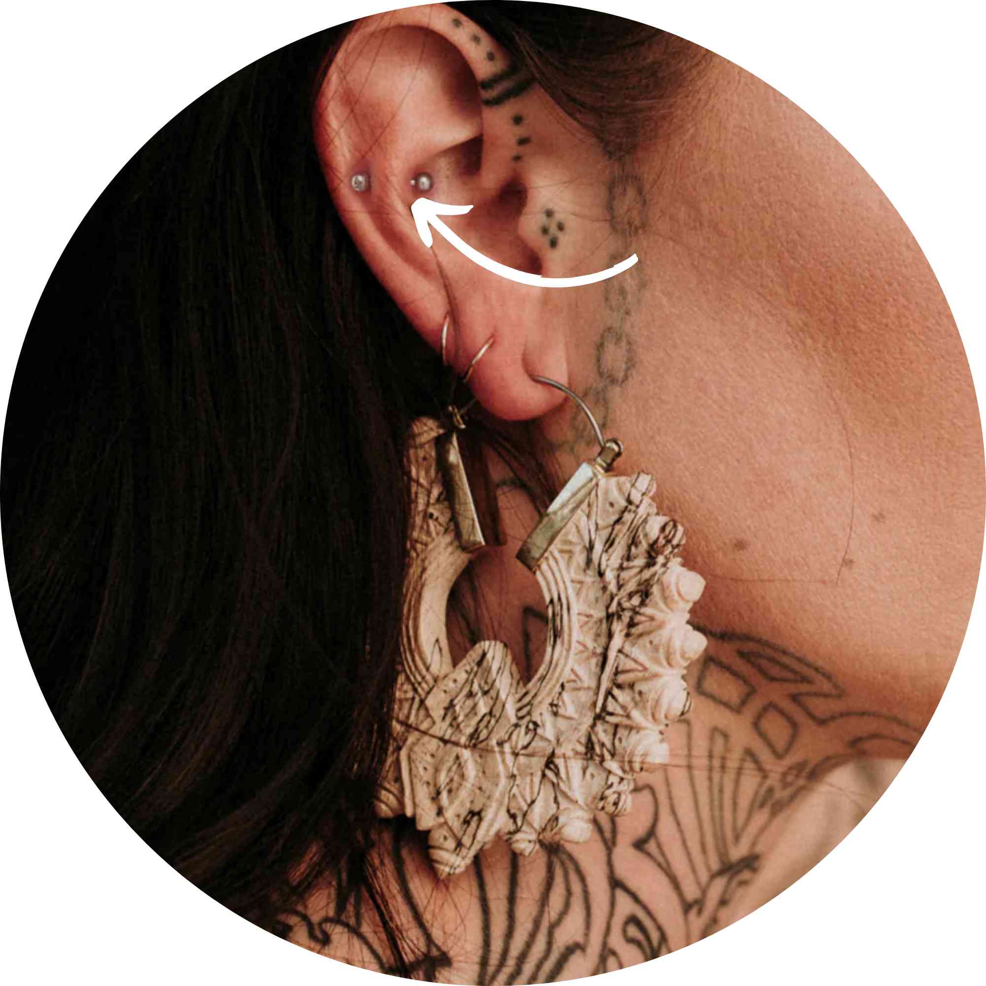 Snug piercing i anti-helix-kanten midt i øret, utført hos Eternal Sign i Fredrikstad