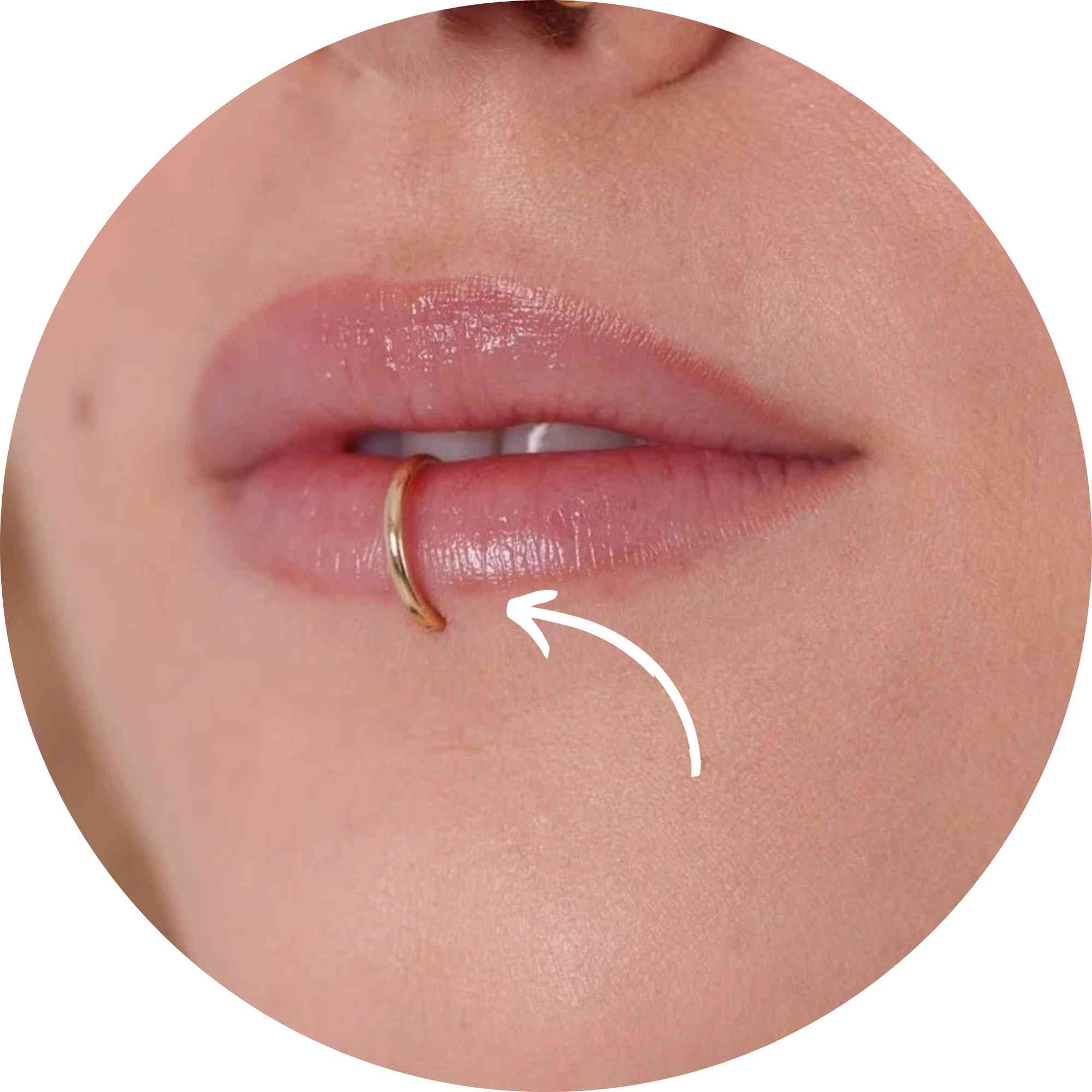 Labret piercing under underleppen med titansmykke, Eternal Sign Fredrikstad
