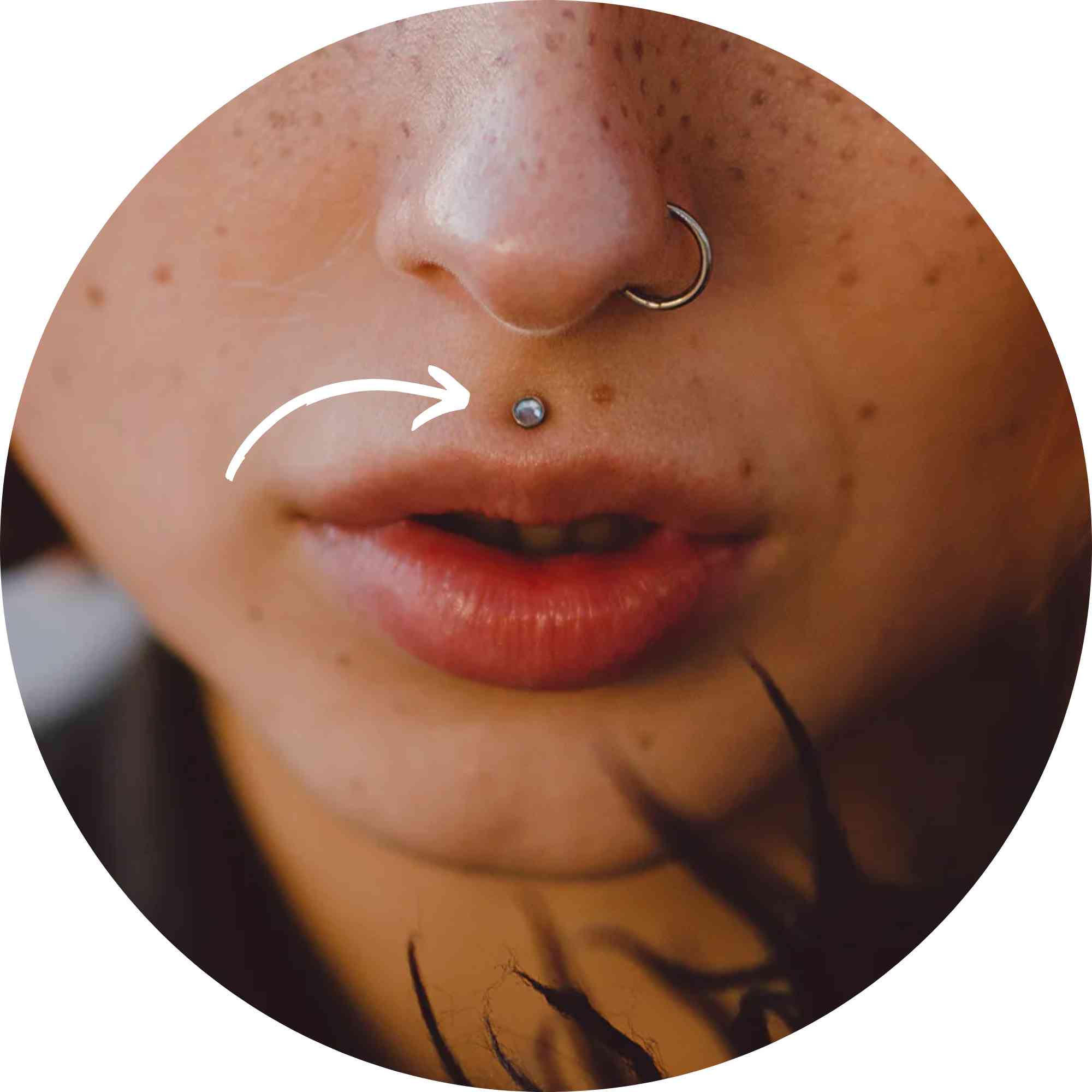 Medusa piercing i philtrum over overleppen, utført hos Eternal Sign i Fredrikstad