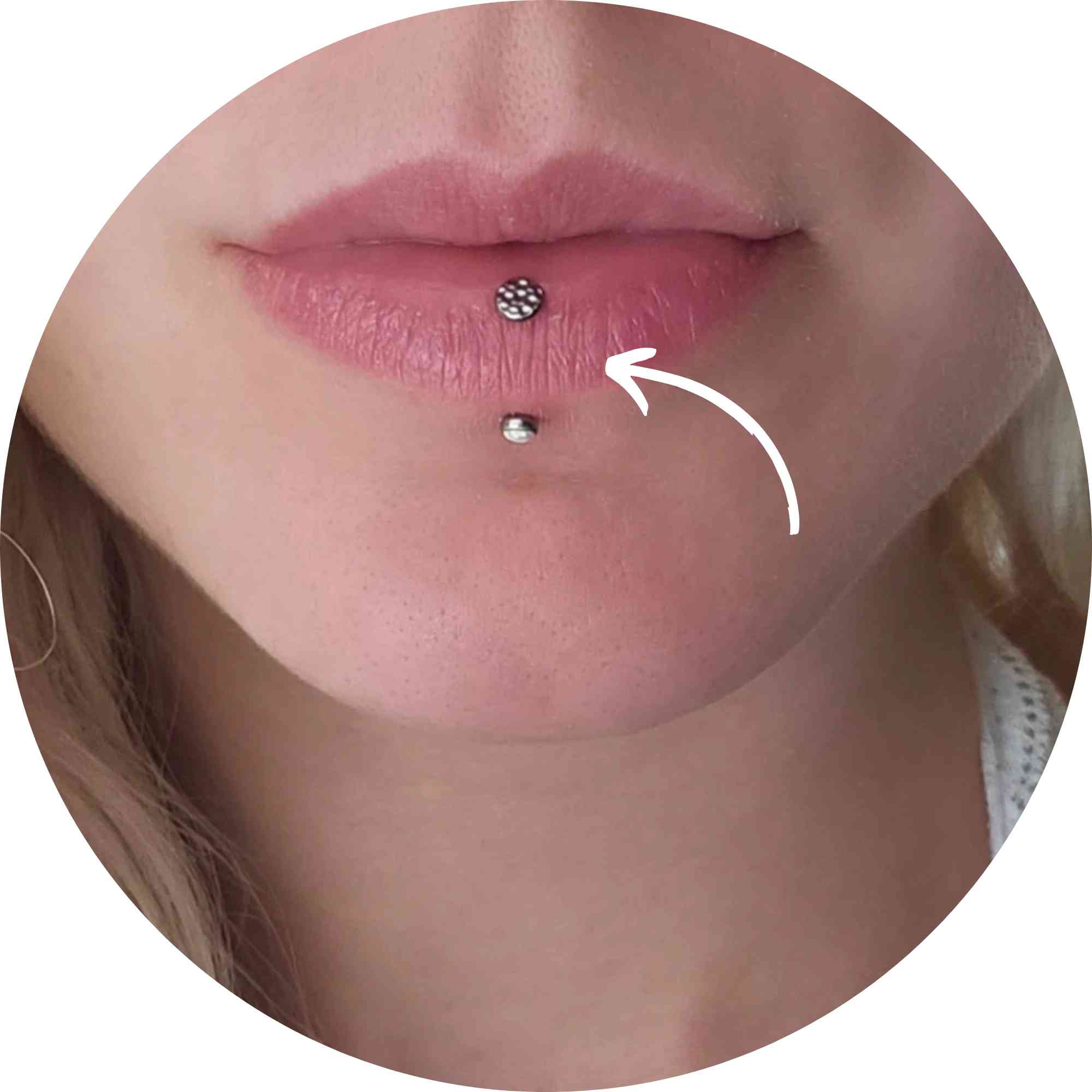 Vertical labret piercing med to synlige kuler på underleppen, Eternal Sign Fredrikstad