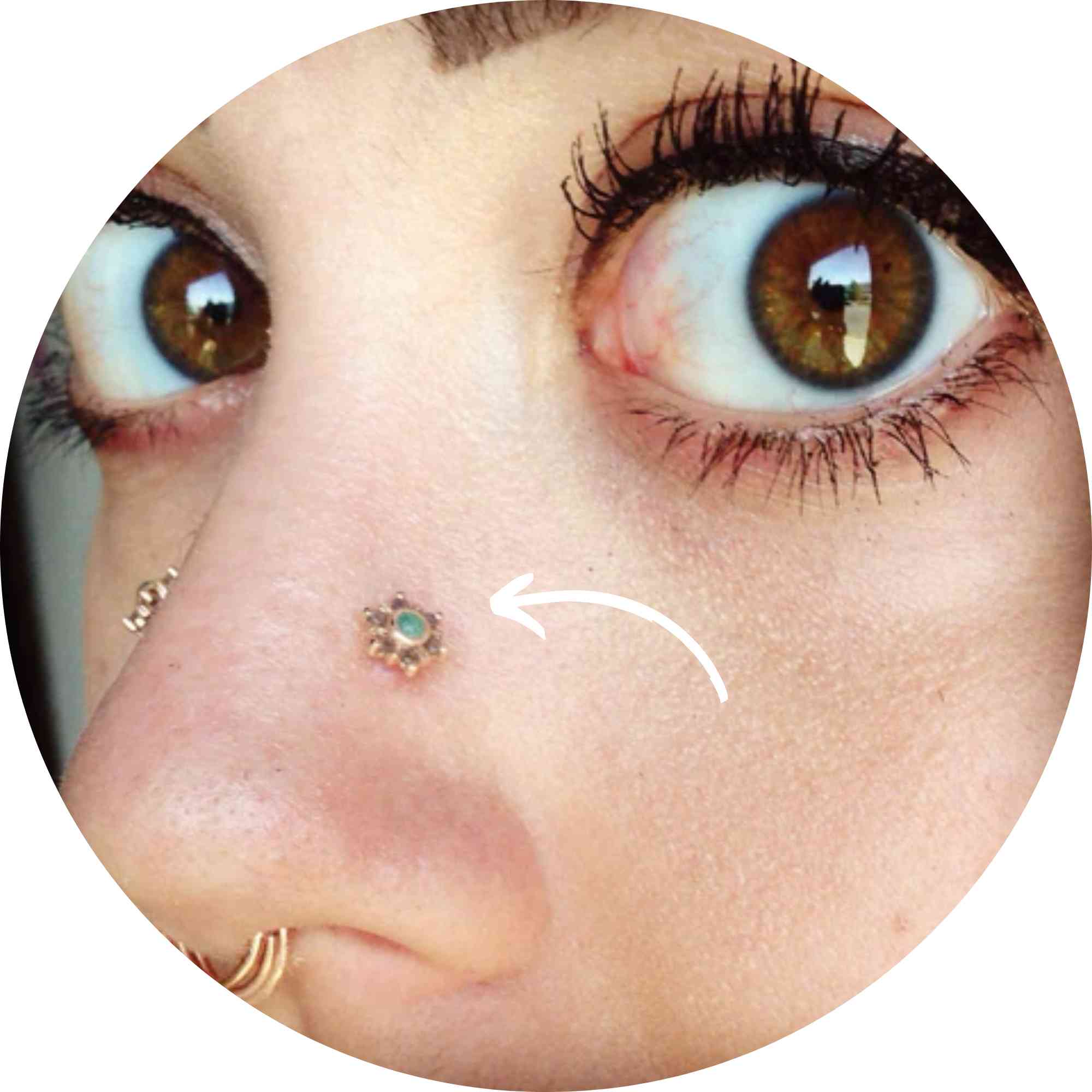 High nostril piercing plassert høyt på nesevingen, utført hos Eternal Sign i Fredrikstad