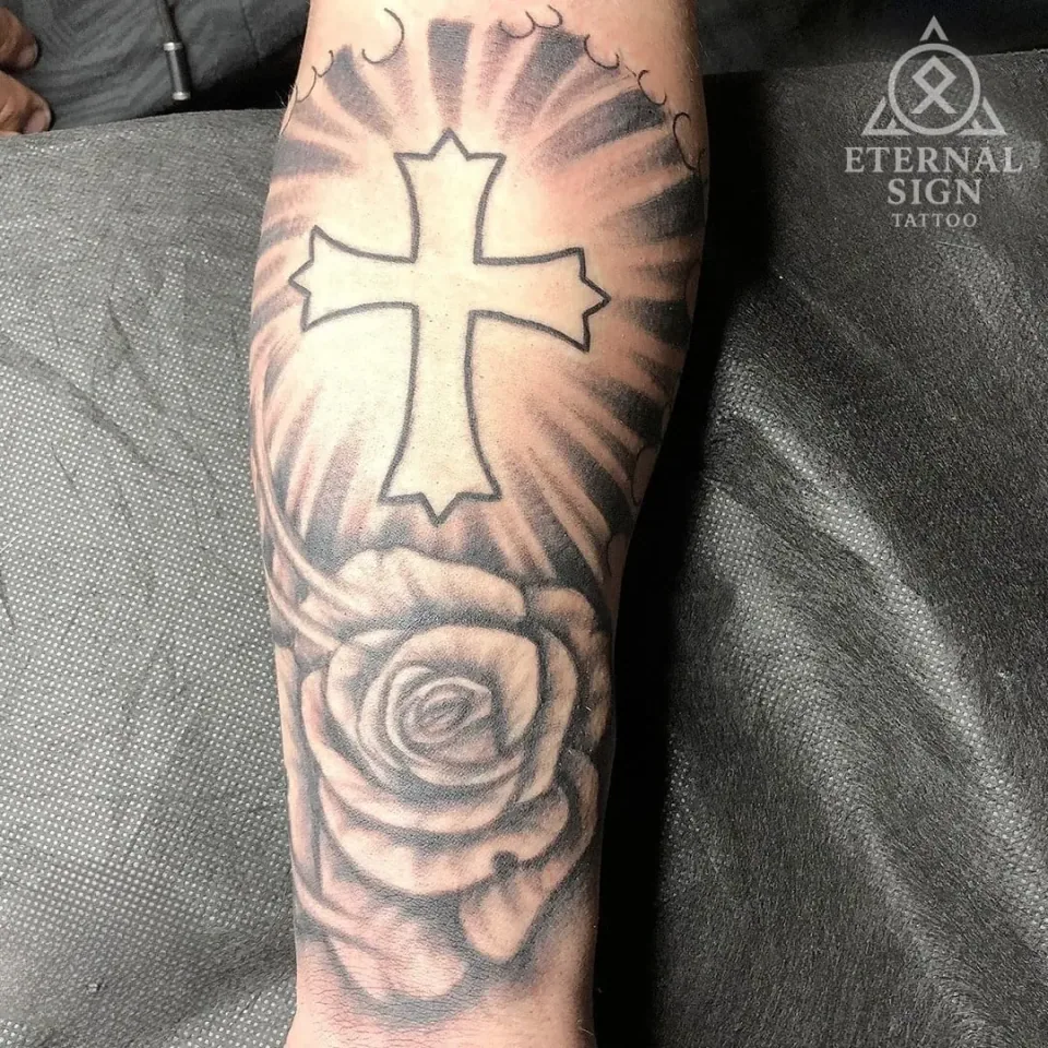 Black & grey-tatovering på underarm – solid svart holder metningen lengst